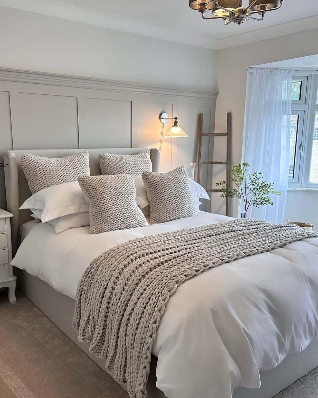 Cozy bedroom design blends comfort and modern aesthetics