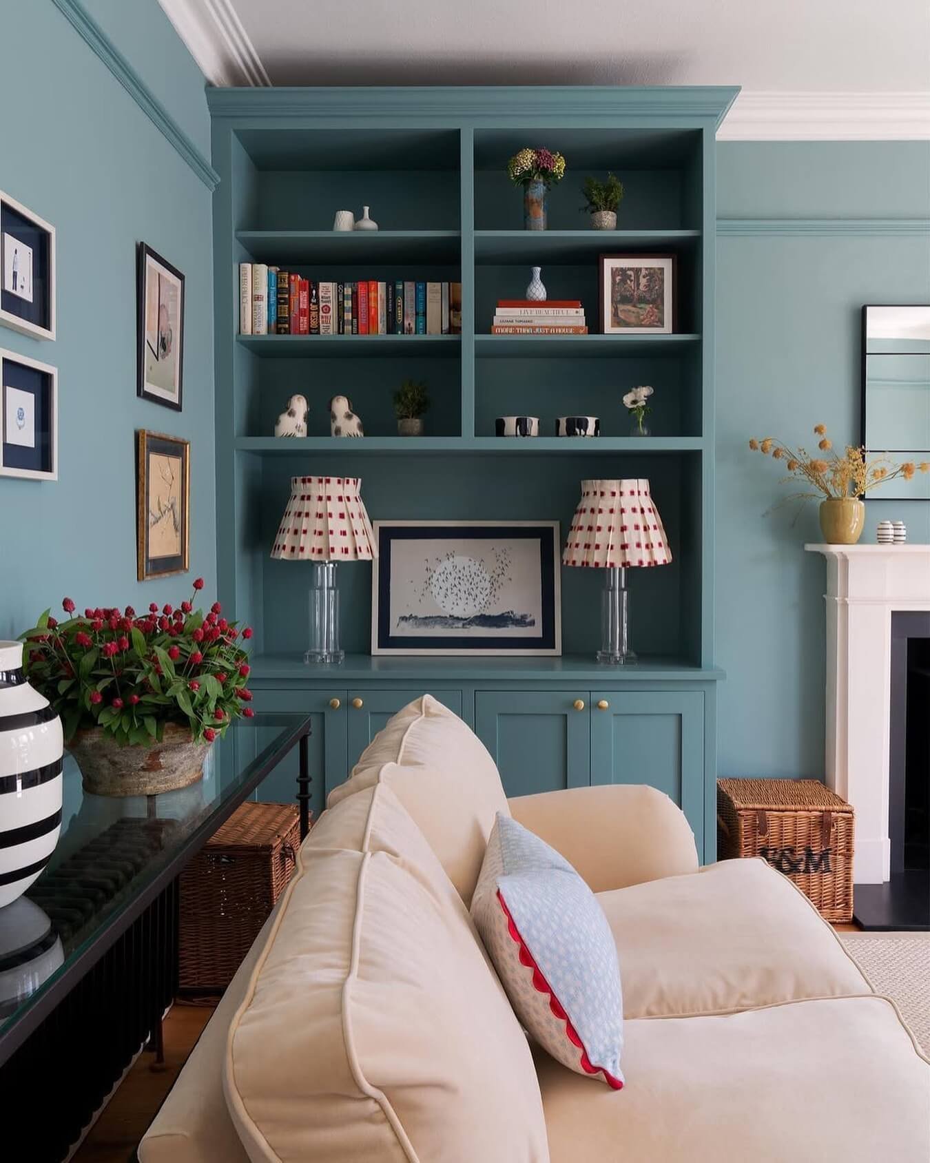 Balancing warmth and tranquility in living room design
