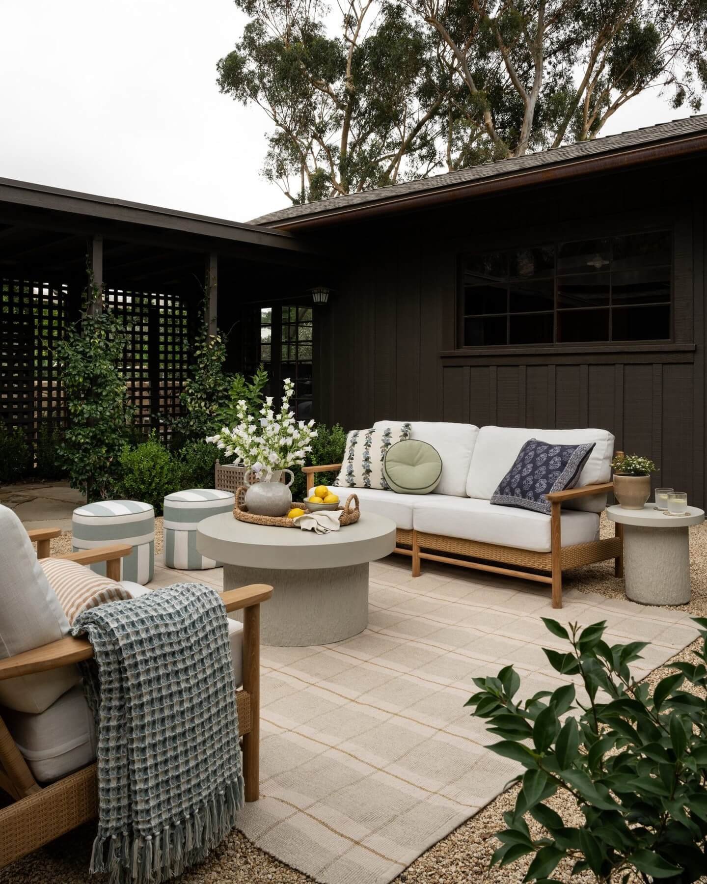 Inviting Outdoor Lounge Design